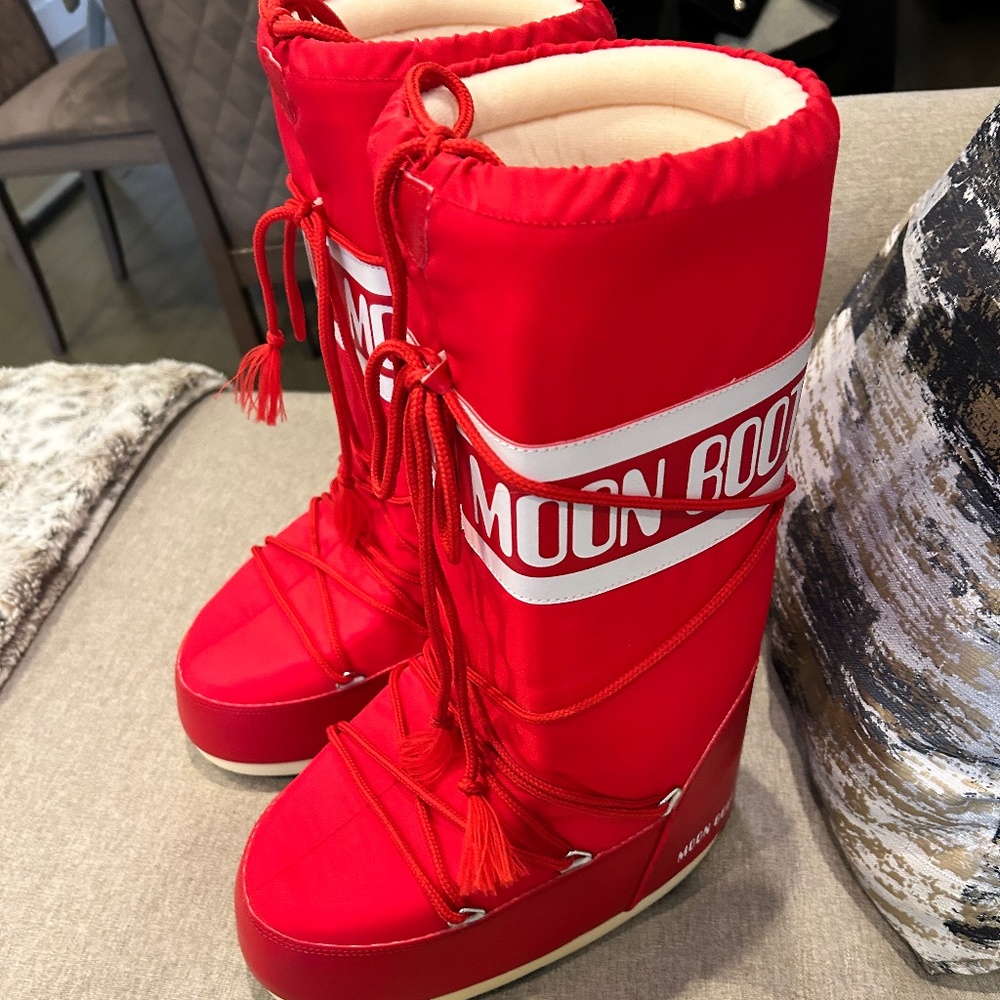 Moon boots size 7